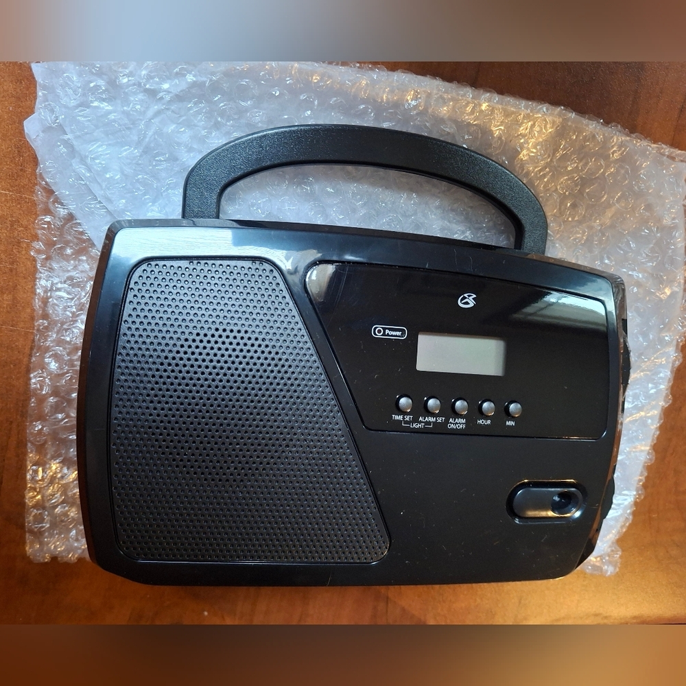 GPX R633B Black AM/FM Clock Radio Digital Plug-In - Picture 4 of 13